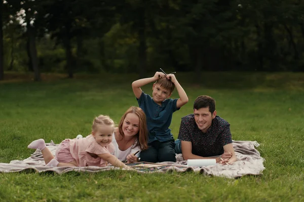 Красивая семья проводит время вместе на открытом воздухе — стоковое фото