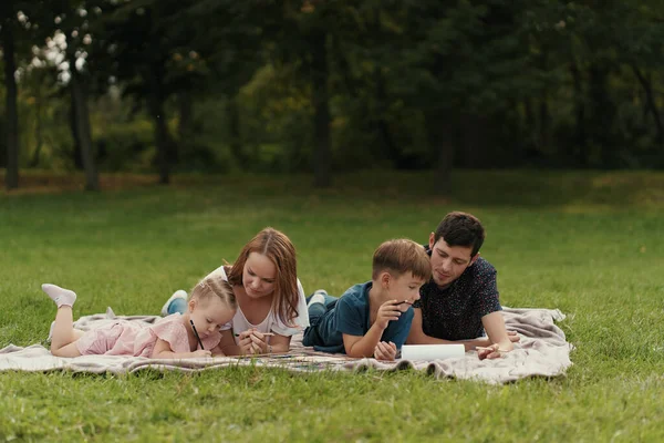 Hermosa familia pasa tiempo juntos al aire libre —  Fotos de Stock