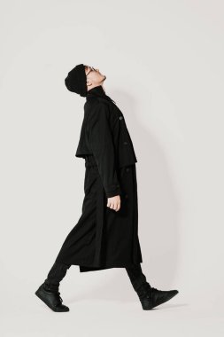 Beyaz arka planda yürüyen adam tam boy portresi