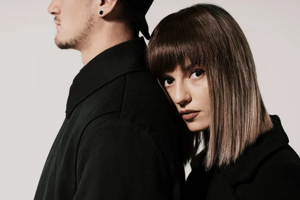 Millennial-Mode-Paar auf weißem Hintergrund im Studio — Stockfoto