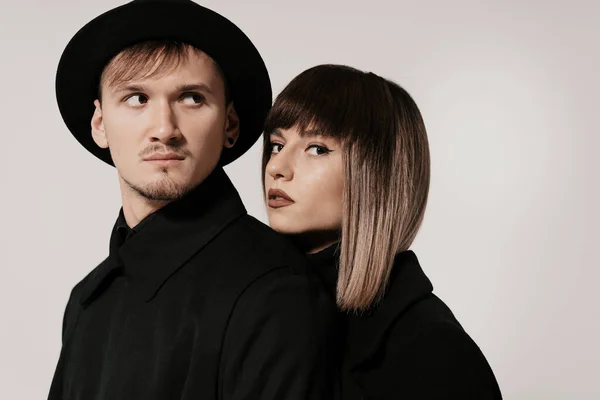 Millennial-Mode-Paar auf weißem Hintergrund im Studio — Stockfoto