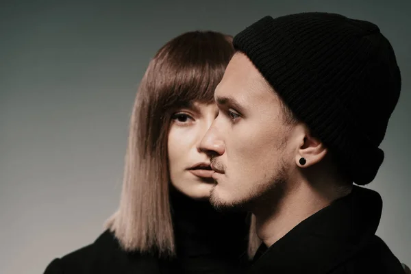 Millennial cuplu de moda pe un fundal gri în studio — Fotografie, imagine de stoc