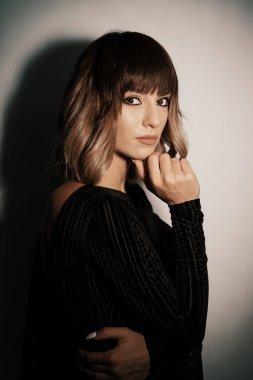 Beyaz arka planı olan genç bir kadın portresi.