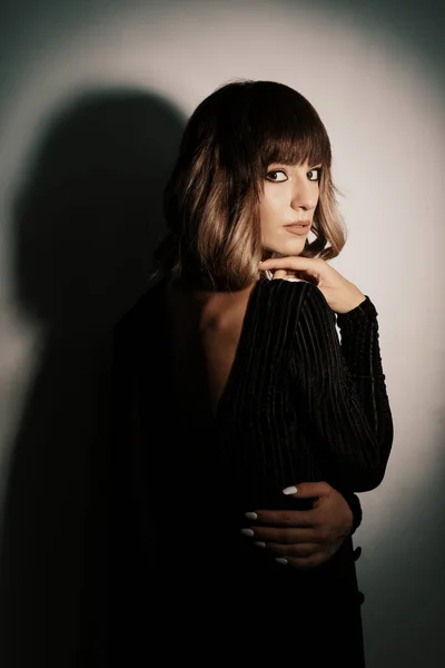 Retrato mujer joven con actitud sobre fondo blanco — Foto de Stock