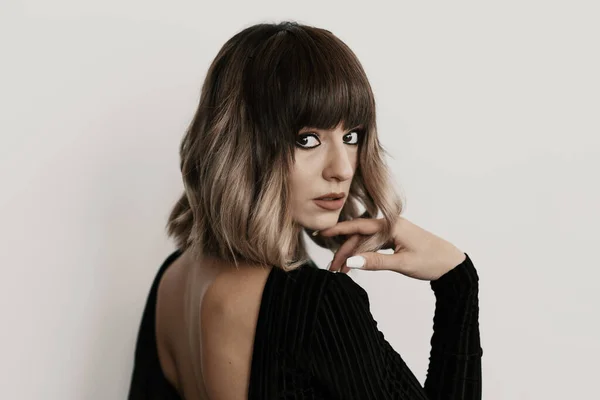 Retrato mujer joven con actitud sobre fondo blanco — Foto de Stock