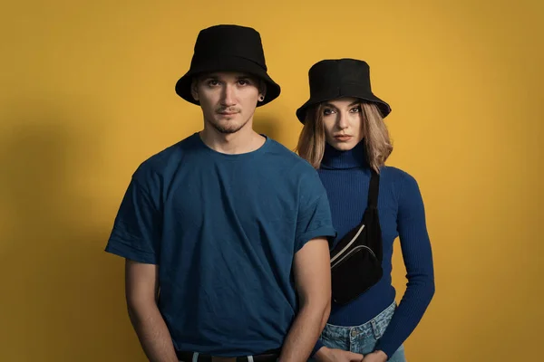 黄色の背景に若いカップルの肖像 — ストック写真