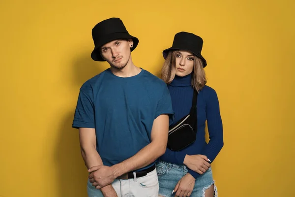 Retrato joven pareja sobre fondo amarillo —  Fotos de Stock