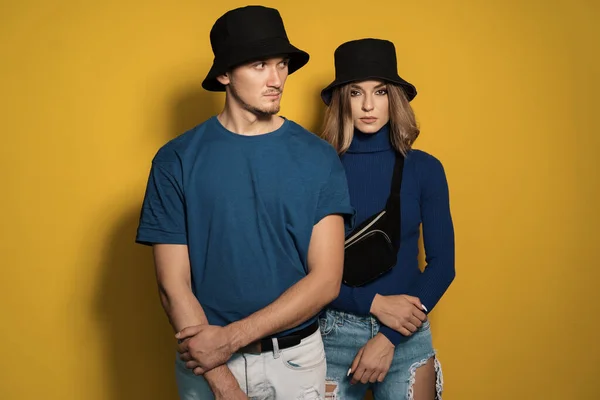 Retrato joven pareja sobre fondo amarillo — Foto de Stock