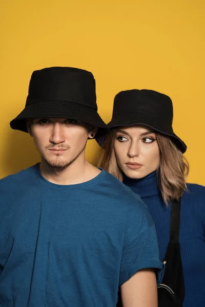 Porträt junges Paar auf gelbem Hintergrund — Stockfoto