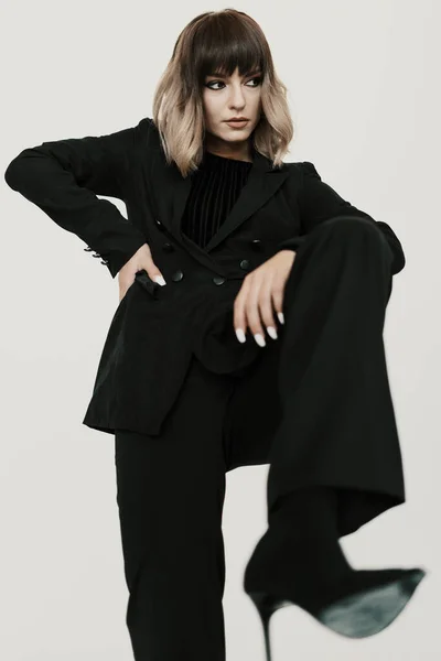 Retrato Mujer mandona con actitud posando sobre fondo blanco — Foto de Stock