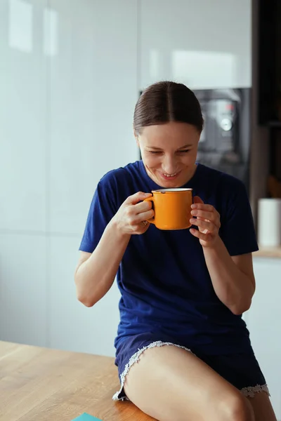 可爱的女人在厨房里喝茶 — 图库照片