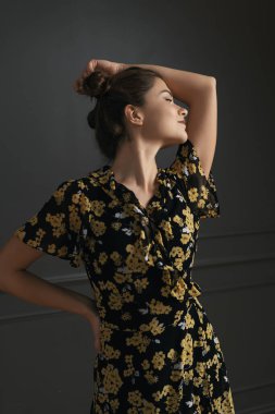 Dans eden ve stüdyoda poz veren çekici genç bir kadın.