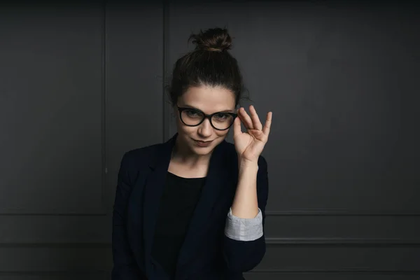 Retrato de uma bela jovem mulher de negócios — Fotografia de Stock