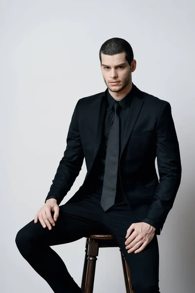 Fiatal, jóképű üzletember fekete ingben és fekete öltönyben. — Stock Fotó