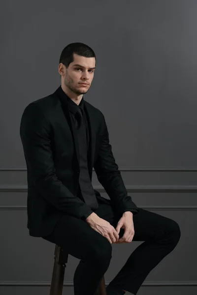 Νέος όμορφος επιχειρηματίας με μαύρο πουκάμισο και μαύρο κοστούμι — Φωτογραφία Αρχείου