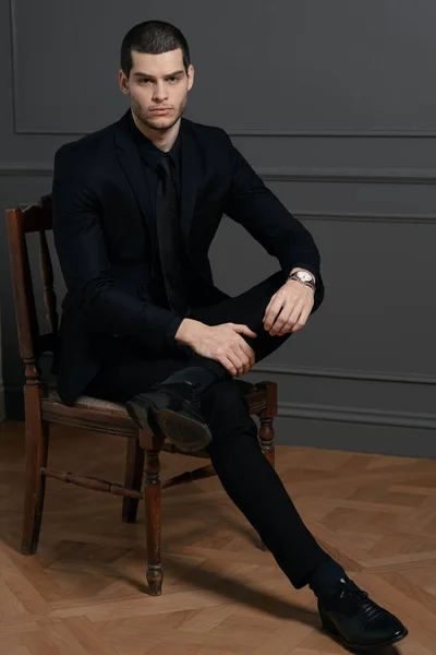 Fiatal, jóképű üzletember fekete ingben és fekete öltönyben. — Stock Fotó