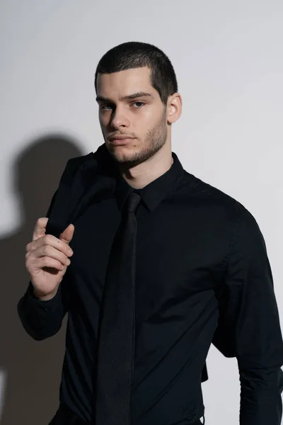 Νέος όμορφος επιχειρηματίας με μαύρο πουκάμισο και μαύρο κοστούμι — Φωτογραφία Αρχείου