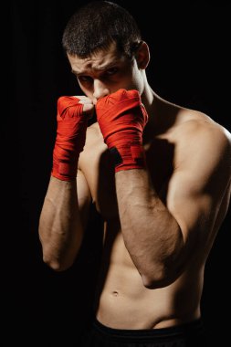 Boksör erkek boksör. Savunma pozisyonu almış, elleri banndages yukarıda.