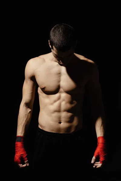Спортивний боксер готується перед битвою на чорному тлі — стокове фото