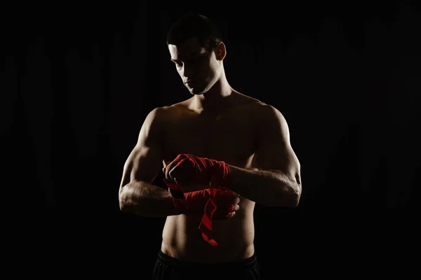 Retrato de um boxeador ligando as mãos — Fotografia de Stock