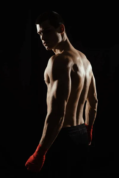 Retrato de boxeador masculino olhando por cima do ombro — Fotografia de Stock