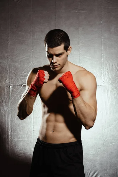 Boxeo macho de pie en un estante sobre fondo plateado —  Fotos de Stock