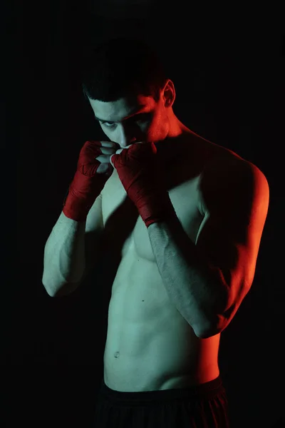Boxeador luchador masculino posando en postura defensiva segura con las manos en banndages hasta — Foto de Stock