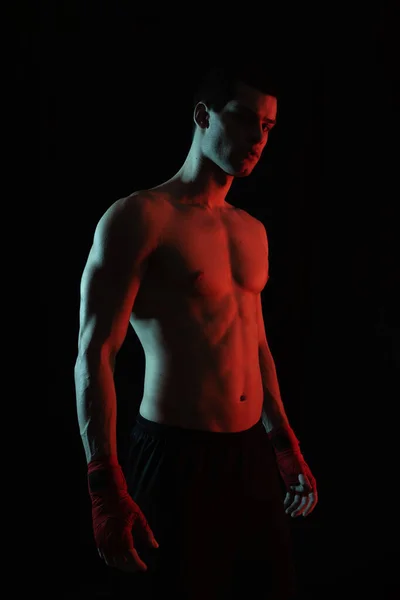 Retrato de boxeador masculino posando en luz roja y blanca — Foto de Stock