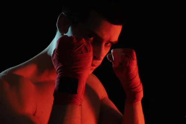 Boxer férfi harcos pózol magabiztos védekező helyzetben kezekkel a banndages fel — Stock Fotó