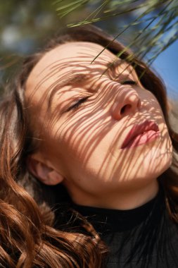 Kozalaklı poz veren şık bir kadın portresi