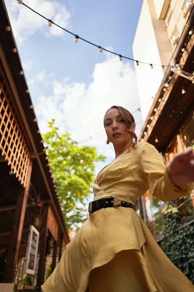 Mujer en movimiento en la hermosa calle de la ciudad — Foto de Stock