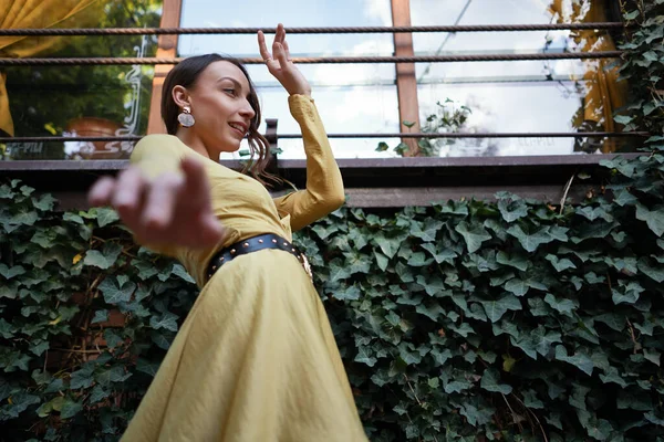 Mulher em movimento na bela rua da cidade — Fotografia de Stock