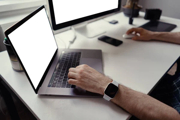 Mani uomo che lavorano su laptop con schermo bianco a casa — Foto Stock