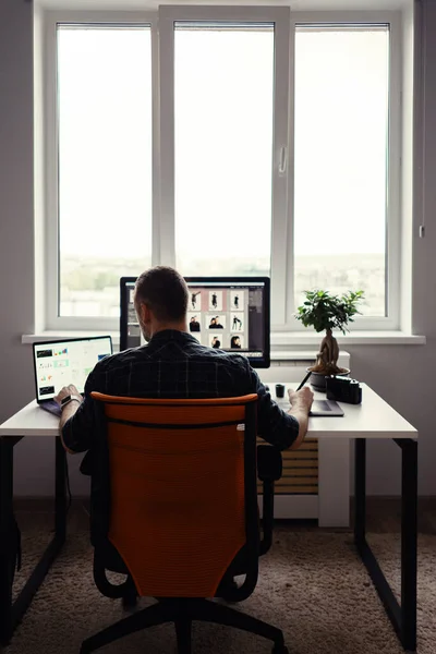 Hombre moderno trabajando remotamente en una computadora desde la oficina en casa —  Fotos de Stock