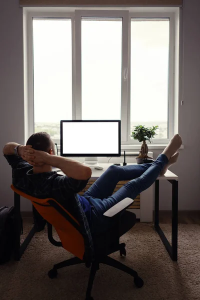 Hombre moderno en casa oficina relajante con las piernas en la mesa — Foto de Stock