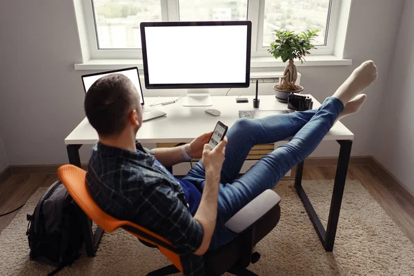 Uomo moderno in casa ufficio relax con le gambe sul tavolo — Foto Stock