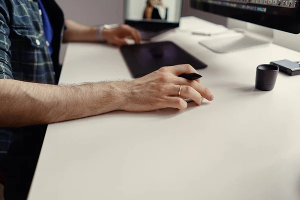 Designer trabalhando com exibição de caneta interativa — Fotografia de Stock