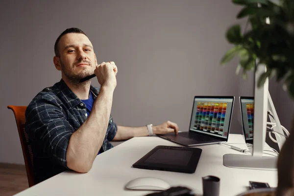 Uomo moderno che lavora a distanza su un computer da casa ufficio — Foto Stock