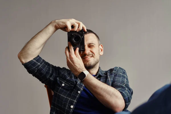 Fotógrafo tirar fotos enquanto olha para a câmera — Fotografia de Stock