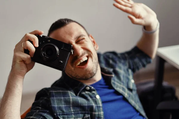 Fotógrafo tirar fotos enquanto olha para a câmera — Fotografia de Stock