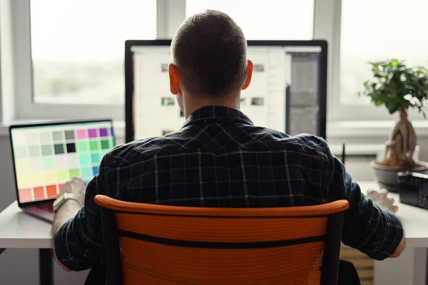 Modern man som arbetar på distans på en dator från hemmakontoret — Stockfoto