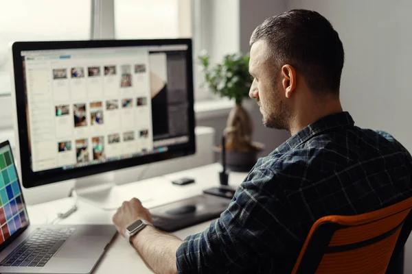 Uomo moderno che lavora a distanza su un computer da casa ufficio — Foto Stock