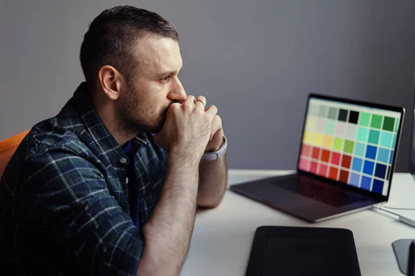 Uomo preoccupato toccare il viso con due mani — Foto Stock