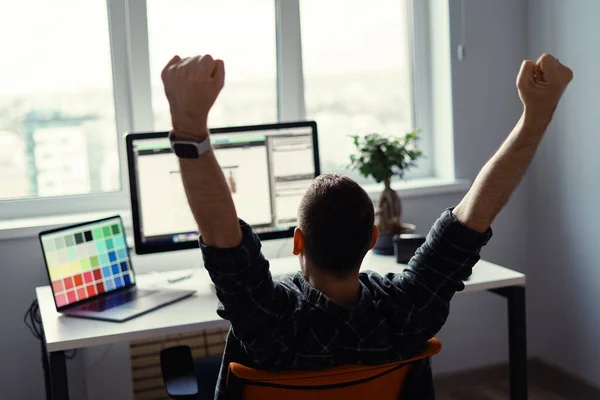 Uomo vittorioso che celebra il suo successo nel suo posto di lavoro — Foto Stock