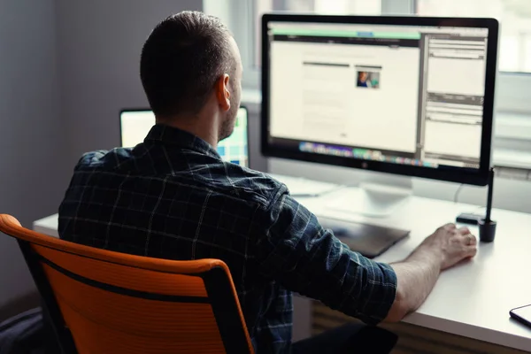 Moderne man werkt op afstand op een computer van thuis uit — Stockfoto