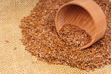 Tuval zemin üzerine ahşap bir kabın içinde keten tohumu