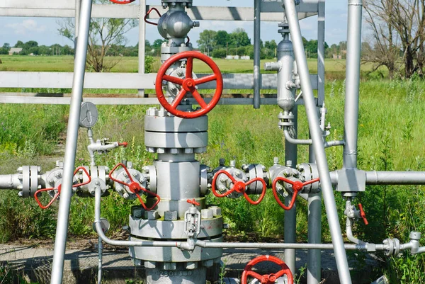 Wellhead in the oil and gas industry. — Stock Photo, Image