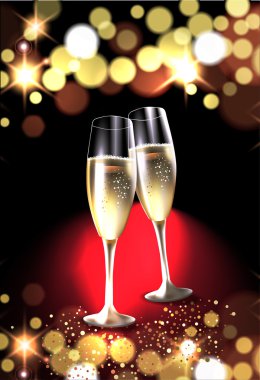 Bokeh lambalarına karşı iki bardak şampanya.