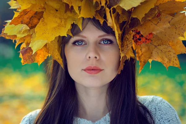 Retrato Uma Jovem Com Uma Coroa Folhas Cabeça Parque Outono Fotografia De Stock