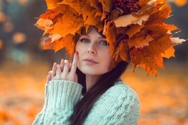 Retrato Uma Jovem Com Uma Coroa Ácer Cabeça Parque Outono Imagem De Stock